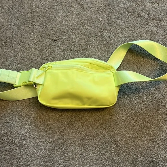 Lululemon Athletica Mini Bag in Bright Yellow - Picture 2 of 3